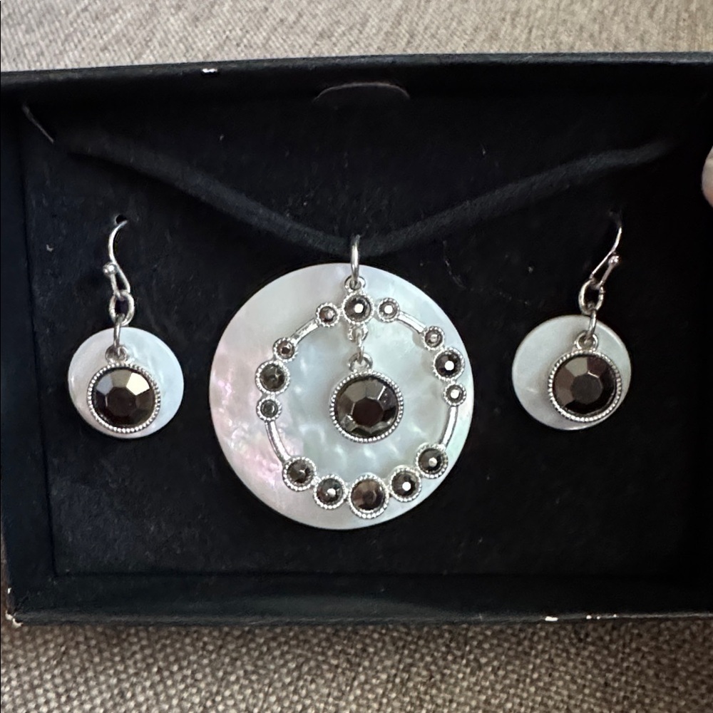 Elegant Silver and Black with Mother of Pearl backs Jewelry Set 8.5" - Picture 1 of 5